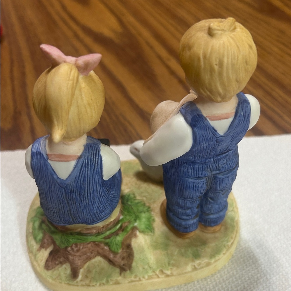 Vintage Homco Porcelain Children Figurine Boy w/hat & girl w/Pink Bow & Bible. - Picture 6 of 8